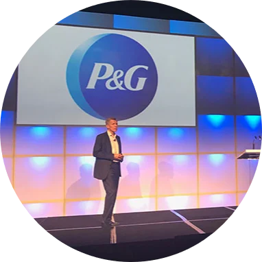  舞台上说话的人