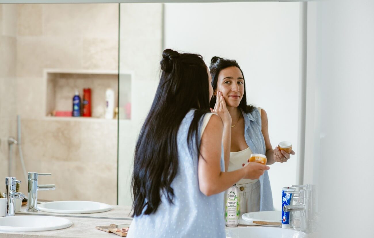 照顾皮肤的女人