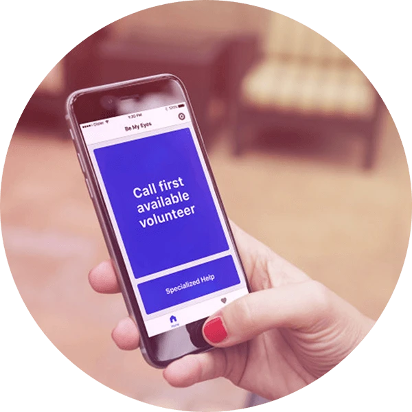 使用 Be My Eyes 应用程序的人