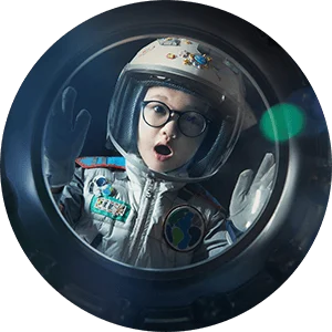 透过窗户看太空中的人