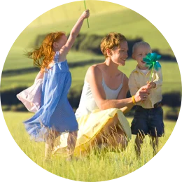 母亲和孩子们在大自然中玩耍