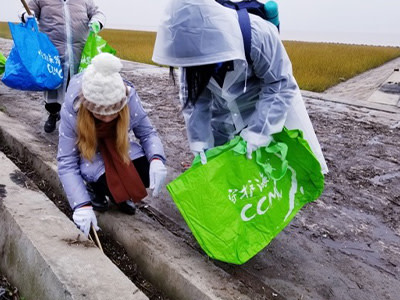 先锋营学生拣拾海洋垃圾，用行动打造净滩