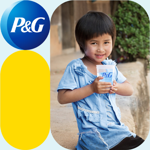 孩子微笑着喝着纯净水