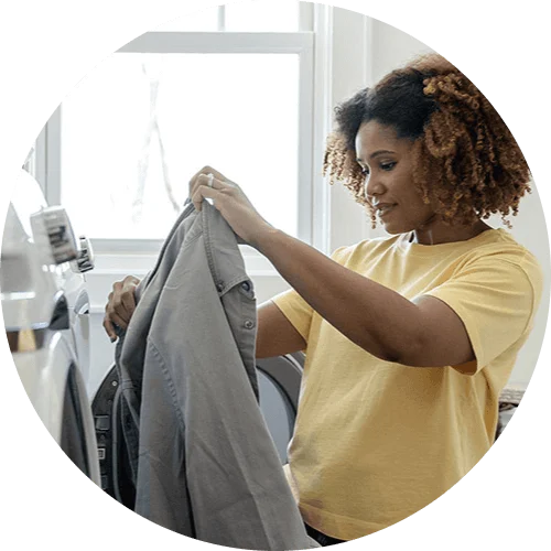 享受香氛的女性