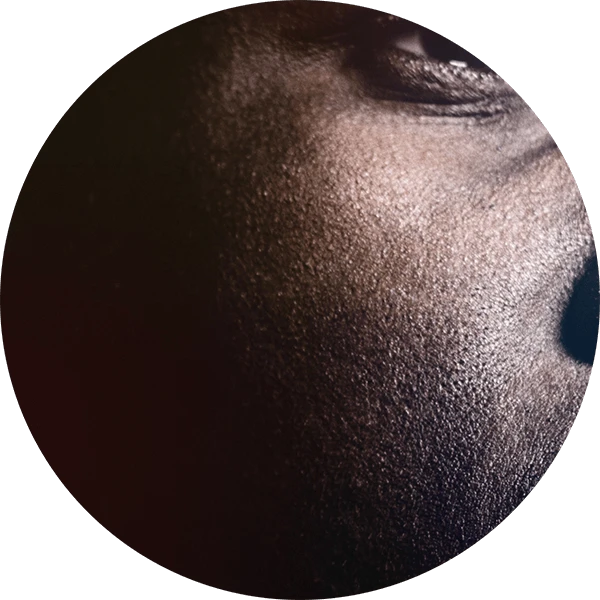 深色皮肤的艺术照片