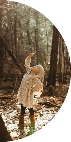 学步小童在给植物浇水