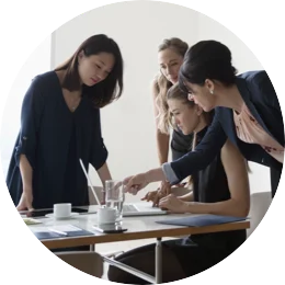  开会讨论的女性