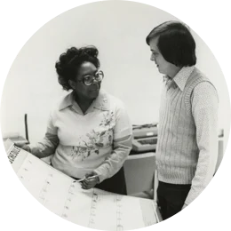 女人和男人说话的旧照片